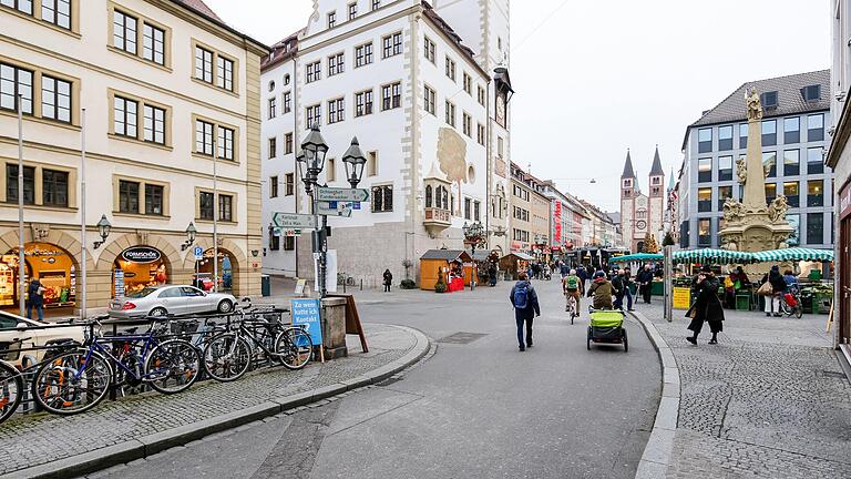 'Kaum Aufenthaltsqualität, kaum Angebote zum Verweilen, kaum Grün': Blick vom Zugang zur Alten Mainbrücke Richtung Domstraße (Foto von Anfang Dezember).