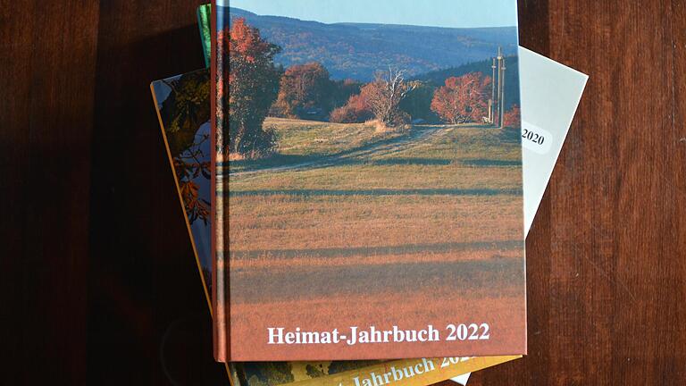 Das neue Heimatjahrbuch 2022 des Landkreises Rhön-Grabfeld ist ab sofort erhältlich. Das neue Heimatjahrbuch 2022 des Landkreises Rhön-Grabfeld ist ab sofort erhältlich.