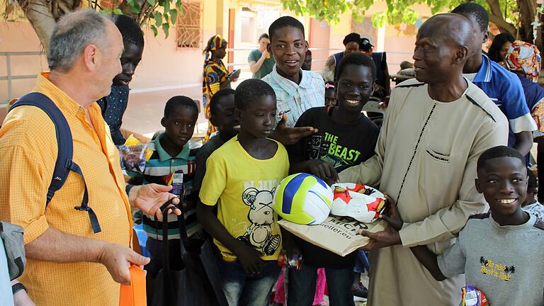 Freudestrahlende Gesichter im Behindertenzentrum Sokone, als der Euerfelder Gerd Schneider (links) Fußbälle für die Kinder überreicht. Das Zentrum ist die einzige Einrichtung für Kinder und Jugendliche mit Handicap im Senegal und ist komplett auf Spenden angewiesen, da die Einrichtung keinerlei staatliche Unterstützung erhält.