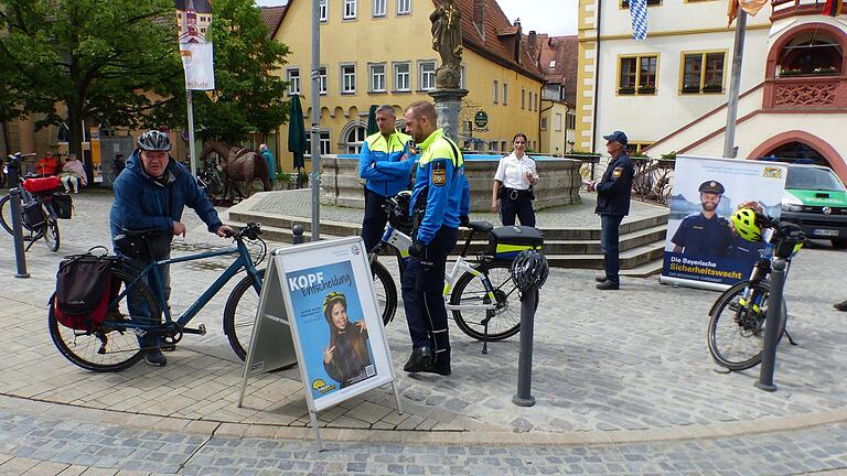 Die Kitzinger Polizei zeigte sich auf dem Volkacher Marktplatz mit der Fahrradstreife und machte Werbung für die neue Sicherheitswacht. Die Kitzinger Polizei zeigte sich auf dem Volkacher Marktplatz mit der Fahrradstreife und machte Werbung für die neue Sicherheitswacht.
