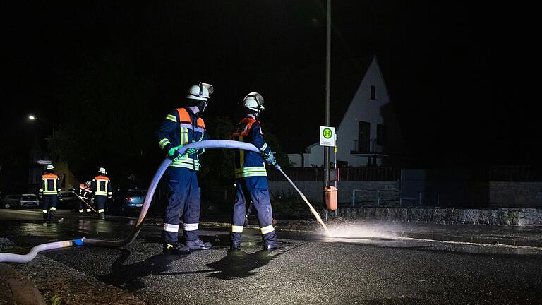 Die Feuerwehr war bei der Sturzflut in Reichenberg bis 4 Uhr am Sonntagmorgen im Einsatz.
