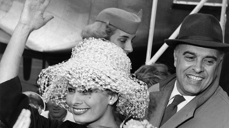 Sophia Loren       -  Sophia Loren mit ihrem Ehemann Carlo Ponti 1959 bei der Ankunft in Berlin. (Foto: Archiv)