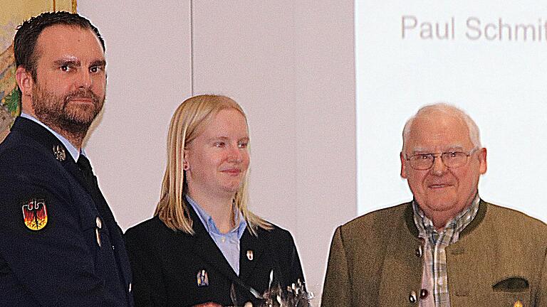 50 Jahre Mitglied im Feuerwehrverein ist Paul Schmitt (rechts). Vorsitzender Daniel Röhlinger und Stellvertreterin Katharina Daum überreichten einen Ehrenteller.       -  50 Jahre Mitglied im Feuerwehrverein ist Paul Schmitt (rechts). Vorsitzender Daniel Röhlinger und Stellvertreterin Katharina Daum überreichten einen Ehrenteller.