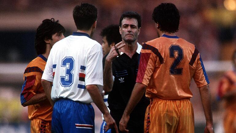 Klare Ansprache an die Spieler: Aron Schmidhuber im Finale des Europapokals der Landesmeister 1992 zwischen Barcelona und Genua.