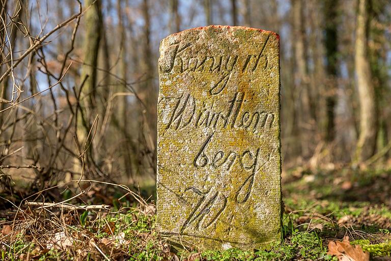Der Weg verläuft entlang der bayerisch-württembergischen Grenze, erkennbar an zahlreichen Grenzsteinen. Der Weg verläuft entlang der bayerisch-württembergischen Grenze, erkennbar an zahlreichen Grenzsteinen. 