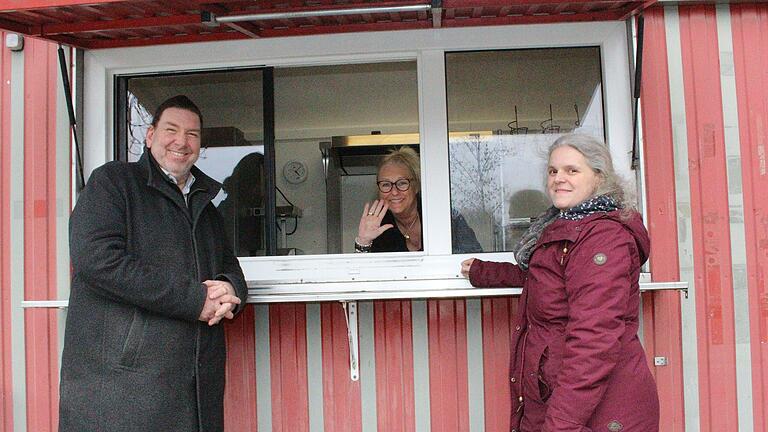 Ingrid Henning-Luckert verabschiedet sich aus ihrem Imbissstand an der Sulzfelder Badebucht. Die neuen Besitzer, Rainer und Christine Schweser, stehen schon bereit. Ingrid Henning-Luckert verabschiedet sich aus ihrem Imbissstand an der Sulzfelder Badebucht. Die neuen Besitzer, Rainer und Christine Schweser, stehen schon bereit. 