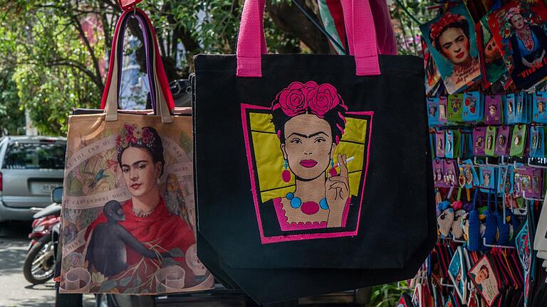 Frida Kahlos 70. Todestag - Frida Kahlos ist eine populäre Malerin. Ihr Bildnis ziert Souvenirs aller Art. Frida Kahlos 70. Todestag - Frida Kahlos ist eine populäre Malerin. Ihr Bildnis ziert Souvenirs aller Art.