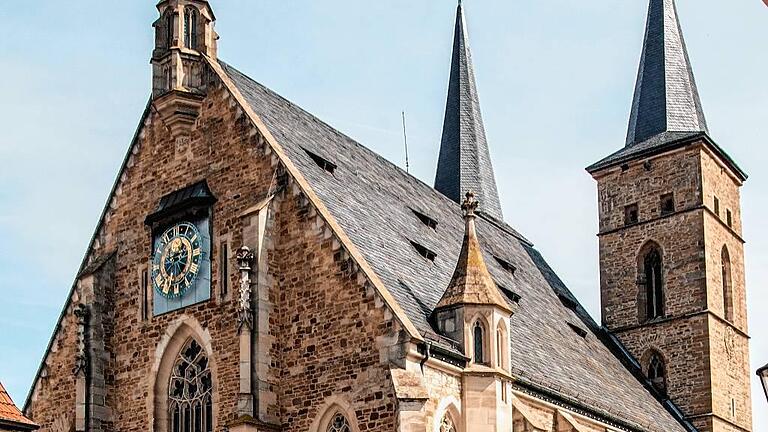 Ansicht der Stadtpfarrkirche in Gerolzhofen, auf der man gut den Umbau der Echter-Zeit erkennt – das neue, steilere Dach, das ein Fenster im Turm halb verdeckt. Ansicht der Stadtpfarrkirche in Gerolzhofen, auf der man gut den Umbau der Echter-Zeit erkennt – das neue, steilere Dach, das ein Fenster im Turm halb verdeckt.
