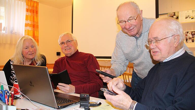 Egal, ob Stammgast oder sporadischer Besuch: Die Trainer Peter Honecker und Franz Bovery (2. v. r.) gehen individuell auf jede Fragestellung der Internetcafé-Teilnehmer ein. Egal, ob Stammgast oder sporadischer Besuch: Die Trainer Peter Honecker und Franz Bovery (2. v. r.) gehen individuell auf jede Fragestellung der Internetcafé-Teilnehmer ein.