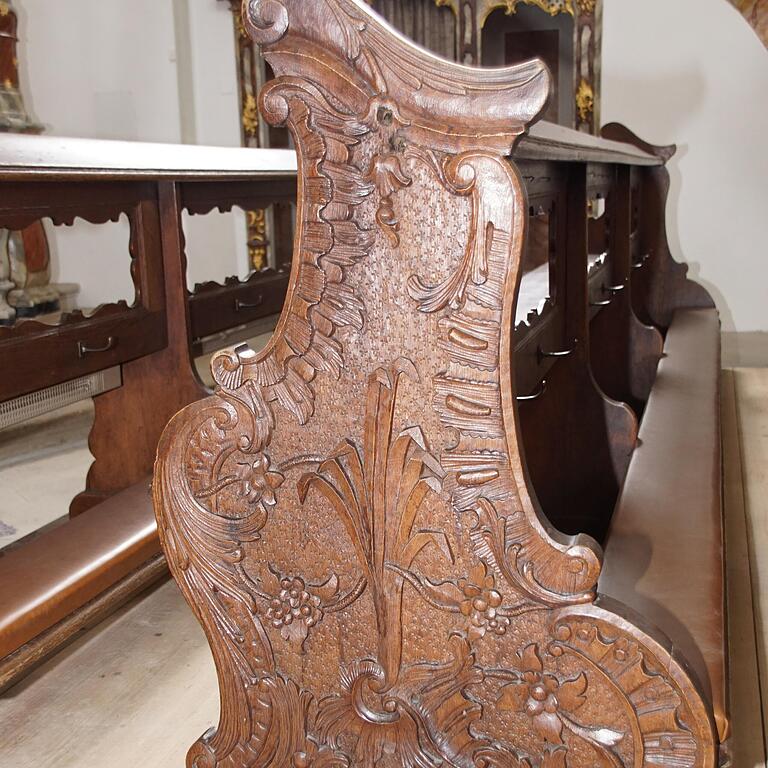 250 Jahre alt sind die Eichenbänke in der Wallfahrtskirche Maria Limbach. Sie brauchten nur wenig Erneuerung. Die Fachleute waren beeindruckt vom guten Zustand.