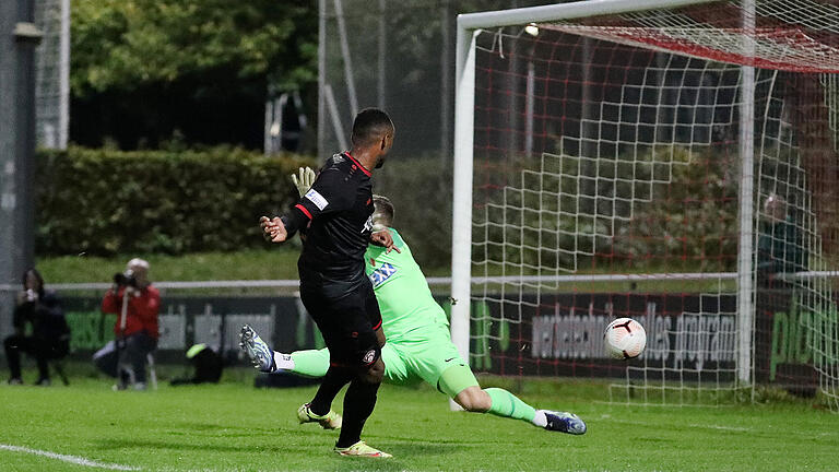 Der erste Streich: Saliou Sané überwindet Heimstettens Torhüter Maximilian Riedmüller und erzielt das 1:0.