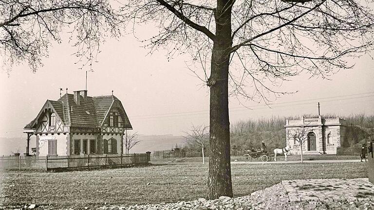 Das Zollhaus und der Eingang zum 1894 errichteten Wasser-Hochbehälter am Galgenberg, fotografiert im März 1900. Das Bild aus dem Bestand des Röntgen-Museums in Remscheid-Lennep stammt von Wilhelm Conrad Röntgen. Zur Orientierung: Links vom Zollhaus geht es in die heutige Straße Am Galgenberg, gegenüber beginnt die Richard-Wagner-Straße. Die Kutsche steht auf der Rottendorfer Straße.