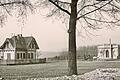 Das Zollhaus und der Eingang zum 1894 errichteten Wasser-Hochbehälter am Galgenberg, fotografiert im März 1900. Das Bild aus dem Bestand des Röntgen-Museums in Remscheid-Lennep stammt von Wilhelm Conrad Röntgen. Zur Orientierung: Links vom Zollhaus geht es in die heutige Straße Am Galgenberg, gegenüber beginnt die Richard-Wagner-Straße. Die Kutsche steht auf der Rottendorfer Straße.