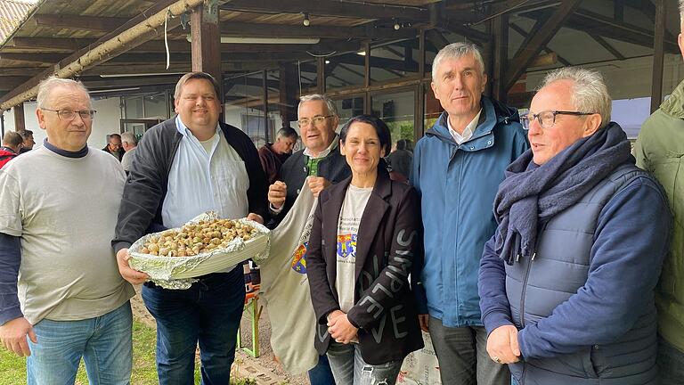 Im Bild: Albert Hein, Vorsitzender Trachtenverein, Bürgermeister Peter Gehring, Bezirkstagspräsident Stefan Funk, Vorsitzende Partnerschaftskomitee Nadine Jobst, stellvertretender Landrat Thomas Vizl, Stefan Boursin, Komitee Cormelles.