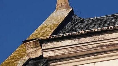 Im Giebel an der Seite zum Pfarrhaus ist an der Stadtpfarrkirche ein Stein verrutscht. Das hat zur Folge, dass nun Vermessungen und Fundament-Untersuchungen durchgeführt werden.