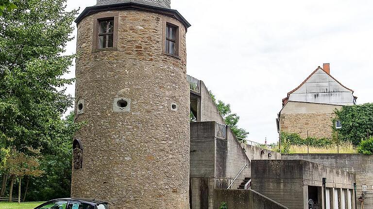 Der Samtturm: Die Garagen werden abgebrochen, auch der Treppenaufgang zum Turm verschwindet, der nach der Sanierung durch einen neuen Aufgang erschlossen wird.