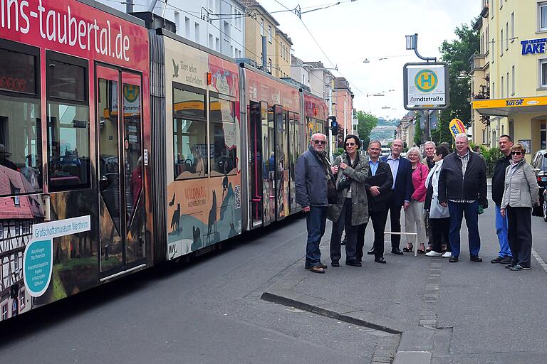 Barrierefreier Ausbau gefordert: Die Seniorenvertretung beim Ortstermin an der Straba-Haltestelle Arndtstraße mit Bernd Karl von der WSB (Dritter von links) und SPD-Stadtrat Hans-Werner Loew (Vierter von links).