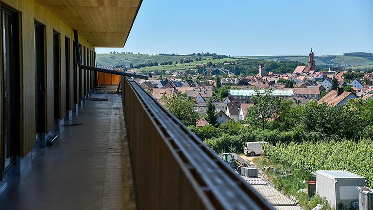 Ausblick: Vom Balkon der Hotelzimmer aus präsentiert sich die Stadt Volkach vor der Kulisse der Weinberge an der Mainschleife.