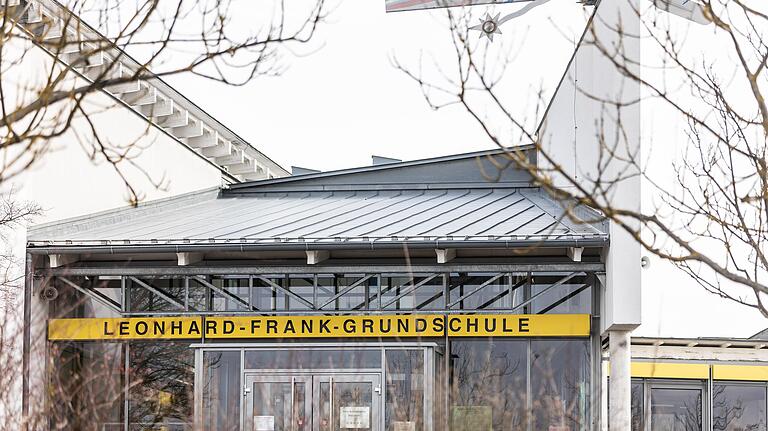 Seit Donnerstag wegen eines Coronafalles verwaist: Die Leonhard-Frank-Schule im Würzburger Stadtteil Heuchelhof.