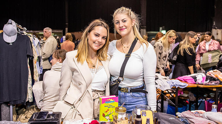 Zahlreiche Shoppingfreunde beim Fashion Flohmarkt am Sonntag 23.10.22 in der Posthalle in Würzburg.