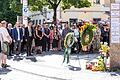 Im Gedenken an die Oper der Messerattacke wurde am Barbarossaplatz ein Kranz niedergelegt und zu einer Schweigeminute aufgerufen.