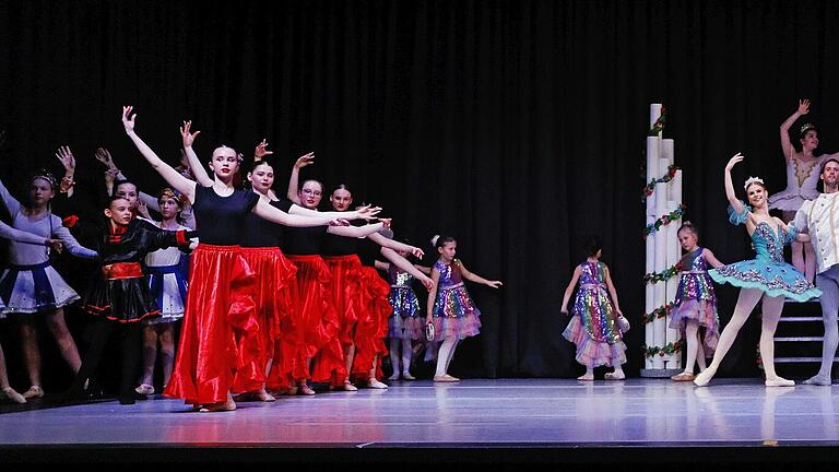 Großartige Choreografien zeigten die Tänzerinnen von 'Joy of Ballet' in der Arnsteiner Stadthalle bei Tschaikowskys 'Nussknacker'.