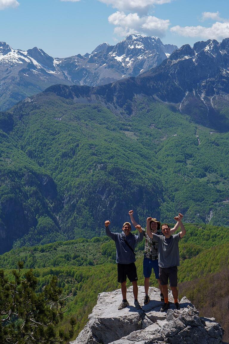 Der Valbona-Pass in den albanischen Alpen liegt auf 1759 Metern über dem Meer. Ihn eroberte das Trio zu Fuß. Die Aussicht ist grandios.