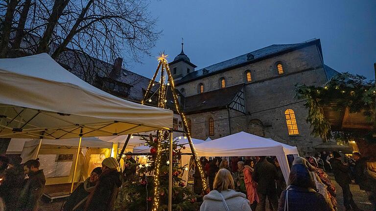 Trotz Regenwetters am Samstag war es eine romantische Klosterweihnacht in Kloster Wechterswinkel. Zum Glühwein trinken trafen sich die Besucher unter den Zelten im Innenhof. Trotz Regenwetters am Samstag war es eine romantische Klosterweihnacht in Kloster Wechterswinkel. Zum Glühwein trinken trafen sich die Besucher unter den Zelten im Innenhof.