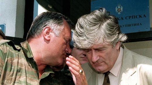 Archiv: Mladic verhaftet       -  Der politische Führer der bosnischen Serben im Bürgerkrieg (1992 - 1995) Radovan Karadzic (r) und sein Militärchef Ratko Mladic (l) bei einem gemeinsamen Auftritt in Pale (Archivfoto vom 05.08.1993).