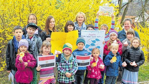 Kinder-Weltgebetstag in Ditterswind       -  (fj)   Der &bdquo;Kinder-Weltgebetstag&ldquo; hat in der Evangelisch-Lutherischen Kirchengemeinde Ditterswind inzwischen schon Tradition. Am vergangenen Sonntag traf man sich im örtlichen Gemeindeheim, um das Land des diesjährigen Weltgebetstages kennen zu lernen. Die Verantwortlichen &ndash; Claudia Jakob, Silvia Fischer und Marion Schneider &ndash; und ihr Helferteam hatten zu einer &bdquo;Reise nach Ägypten&ldquo; eingeladen. Eingangs lernten die Kinder aus Ditterswind und den umliegenden Ortschaften Land und Leute kennen; eine Spielszene brachte ihnen den biblischen Text von der Frau am Brunnen nahe; Lieder und Gebete fügten sich nahtlos ein. Kleine, selbst gefertigte Pyramiden schmücken inzwischen zu Hause schon so manche Fensterbank; die bunt bemalten und gefalteten Papierrosetten können im Wasserbad zum &bdquo;Erblühen&ldquo; gebracht werden. Selbstverständlich erwarteten die jungen Gäste auch kleine Gaumenfreuden, die ganz auf das Land Ägypten abgestimmt waren: Fladenbrote, herzhafte Dips, Obstspieße sowie ein Pudding in den drei Landesfarben ließen sich die Teilnehmer gerne schmecken. &ndash; Am Ende der rund zweistündigen Veranstaltung präsentierten sich die Kinder mit ihren gebastelten Sachen.