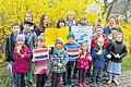 Kinder-Weltgebetstag in Ditterswind       -  (fj)   Der &bdquo;Kinder-Weltgebetstag&ldquo; hat in der Evangelisch-Lutherischen Kirchengemeinde Ditterswind inzwischen schon Tradition. Am vergangenen Sonntag traf man sich im örtlichen Gemeindeheim, um das Land des diesjährigen Weltgebetstages kennen zu lernen. Die Verantwortlichen &ndash; Claudia Jakob, Silvia Fischer und Marion Schneider &ndash; und ihr Helferteam hatten zu einer &bdquo;Reise nach Ägypten&ldquo; eingeladen. Eingangs lernten die Kinder aus Ditterswind und den umliegenden Ortschaften Land und Leute kennen; eine Spielszene brachte ihnen den biblischen Text von der Frau am Brunnen nahe; Lieder und Gebete fügten sich nahtlos ein. Kleine, selbst gefertigte Pyramiden schmücken inzwischen zu Hause schon so manche Fensterbank; die bunt bemalten und gefalteten Papierrosetten können im Wasserbad zum &bdquo;Erblühen&ldquo; gebracht werden. Selbstverständlich erwarteten die jungen Gäste auch kleine Gaumenfreuden, die ganz auf das Land Ägypten abgestimmt waren: Fladenbrote, herzhafte Dips, Obstspieße sowie ein Pudding in den drei Landesfarben ließen sich die Teilnehmer gerne schmecken. &ndash; Am Ende der rund zweistündigen Veranstaltung präsentierten sich die Kinder mit ihren gebastelten Sachen.