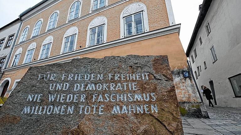 Hitlers Geburtshaus in Braunau       -  Der Gedenkstein aus dem ehemaligen KZ Mauthausen steht vor dem Geburtshaus Hitlers in Braunau. Das leer stehende Gebäude könnte abgerissen werden.