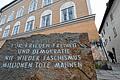 Hitlers Geburtshaus in Braunau       -  Der Gedenkstein aus dem ehemaligen KZ Mauthausen steht vor dem Geburtshaus Hitlers in Braunau. Das leer stehende Gebäude könnte abgerissen werden.