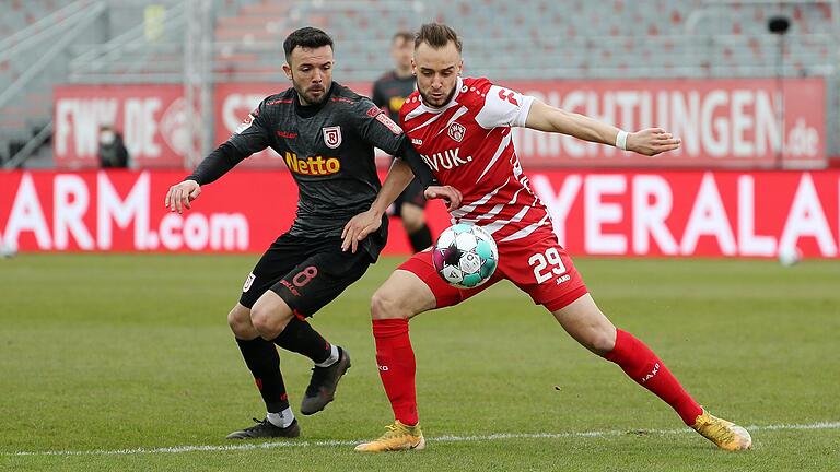 Kehrt zum zweiten Mal zurück zu seinem alten Verein: Albion Vrenezi (links, gegen David Kopacz) gastierte in der Vorsaison mit dem SSV Jahn Regensburg am Dallenberg. Am Samstag (14 Uhr) läuft er dort für Türkgücü München auf.