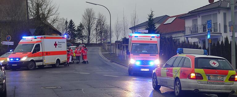 Der Brand auf der Baustelle der Klink Kitzinger Land sorgte für Alarm. Die Einsatzleitung hatte alle Hände voll zu tun. Abseits der Klinik standen zahlreiche BRK-Einsatzfahrzeuge in Bereitschaft, wie hier am Fuße der Keltenstraße.