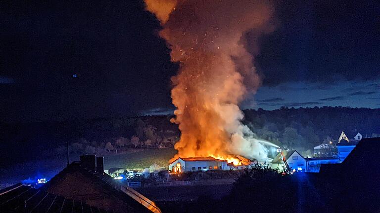 Die Flammen schlugen meterhoch in den morgendlichen Himmel über Wiesenfeld.