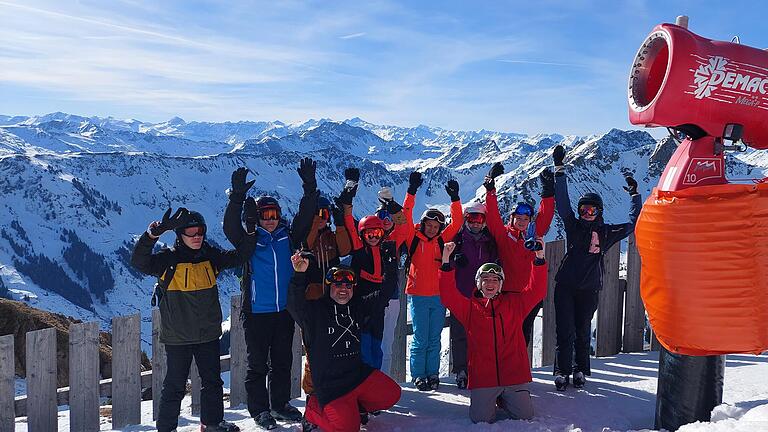 Jugendliche zusammen mit Skicampleiter Ralf Sauer (vorne Mitte) auf der Henne (2078 Meter) - einem der höchsten Gipfel im Skigebiet Saalbach-Hinterglemm.       -  Jugendliche zusammen mit Skicampleiter Ralf Sauer (vorne Mitte) auf der Henne (2078 Meter) - einem der höchsten Gipfel im Skigebiet Saalbach-Hinterglemm.