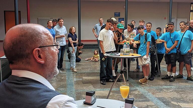 Schulleiter Markus Arneth bei der Begrüßung der Schüler aus dem israelischen Jugenddorf Ben Schemen (Judäa).       -  Schulleiter Markus Arneth bei der Begrüßung der Schüler aus dem israelischen Jugenddorf Ben Schemen (Judäa).