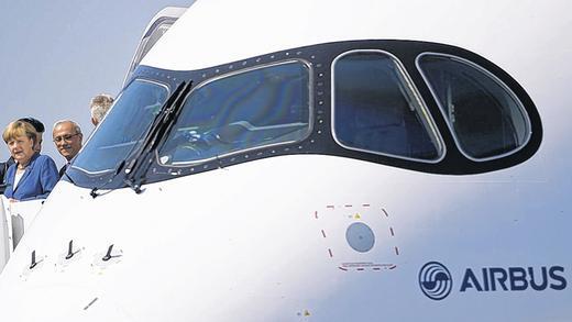 Startklar: Bundeskanzlerin Angela Merkel neben einem Airbus A 350. Die Luftfahrtschau auf dem Südgelände des Flughafens Berlin-Schönefeld ist bis zum 25. Mai 2014 geöffnet.