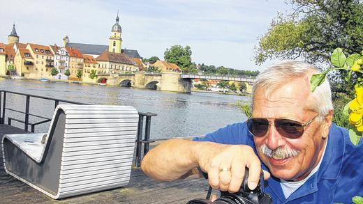 Nicht ohne Sonnenbrille und Kamera: Wenn Polizeihauptkommissar a.D. Helmut Beer auf Foto-Pirsch geht, hat er seine treuesten Diener immer griffbereit.