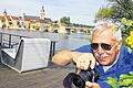 Nicht ohne Sonnenbrille und Kamera: Wenn Polizeihauptkommissar a.D. Helmut Beer auf Foto-Pirsch geht, hat er seine treuesten Diener immer griffbereit.