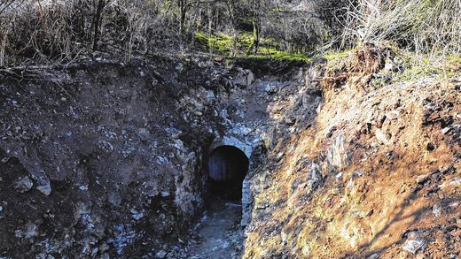 Verschlossen: Der Eingang des Kellers ist mittlerweile bis zur Klärung seiner zukünftigen Nutzung provisorisch wieder geschlossen. Verschlossen: Der Eingang des Kellers ist mittlerweile bis zur Klärung seiner zukünftigen Nutzung provisorisch wieder geschlossen.