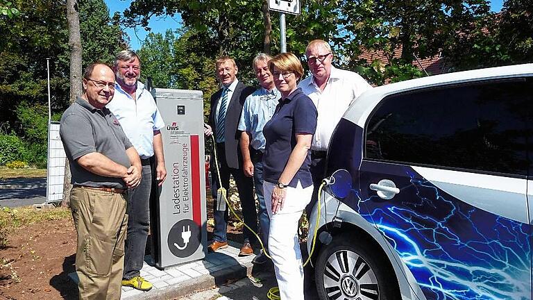 Eine Ladesäule für Elektroautos ging in der Brunnenstraße in Ochsenfurt in Betrieb. Im Bild (von links) Fred Scholz (ÜWS), Klaus Meyer (Auto Meyer), Bürgermeister Peter Juks, Günter Rupp (N-Ergie), Bauamtsleiterin Elisabeth Balk und Jürgen Lang (N-Ergie).