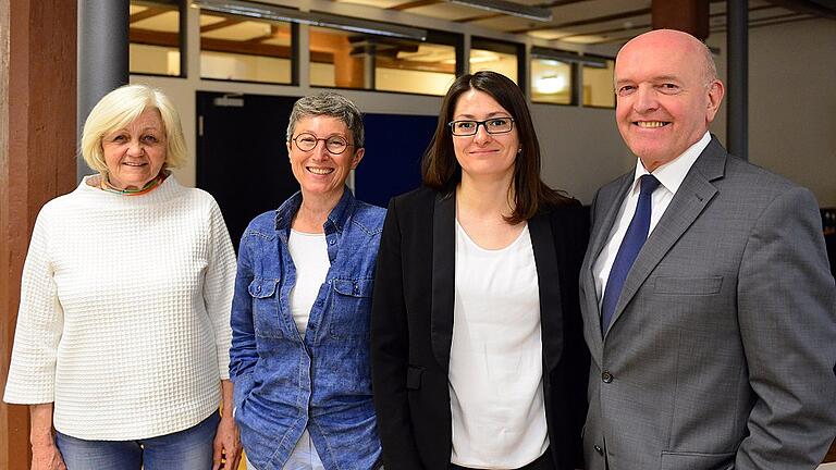 Obwohl Eva-Maria König (Zweite von rechts) ihren Dienst erst am 1. Juli antritt, war sie bereits zur Generalversammlung des Fördervereins für das Rhönmuseum in Fladungen gekommen. Darüber freuten sich Fladungens Bürgermeisterin Agathe Heuser-Panten (links), die Leiterin des Fränkischen Freilandmuseums Ariane Fechter und der Vorsitzende Landrat Thomas Habermann. Obwohl Eva-Maria König (Zweite von rechts) ihren Dienst erst am 1. Juli antritt, war sie bereits zur Generalversammlung des Fördervereins für das Rhönmuseum in Fladungen gekommen. Darüber freuten sich Fladungens Bürgermeisterin Agathe Heuser-Panten (links), die Leiterin des Fränkischen Freilandmuseums Ariane Fechter und der Vorsitzende Landrat Thomas Habermann.