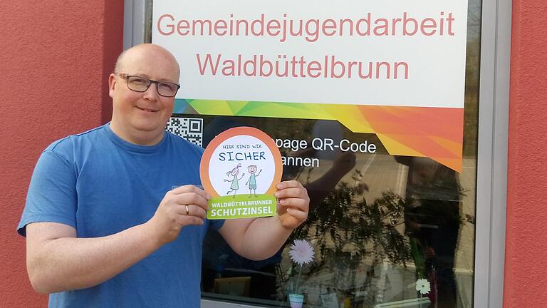 Unter diesem Logo wird Kindern und Jugendlichen Schutz geboten, wenn sie sich in Gefahr fühlen oder wenn sie Probleme haben. Gemeindejugendpfleger Michael Langenhorst präsentiert das neue Waldbüttelbrunner Logo, das vom Jugendbeirat unter mehreren Vorschlägen ausgewählt wurde.