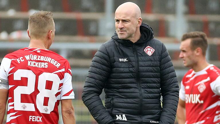 Kickers-Coach Marco Antwerpen (hier im Gespräch mit Kapitän Arne Feick) erhofft sich einen mutigen Auftritt in Hamburg.