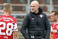Kickers-Coach Marco Antwerpen (hier im Gespräch mit Kapitän Arne Feick) erhofft sich einen mutigen Auftritt in Hamburg.
