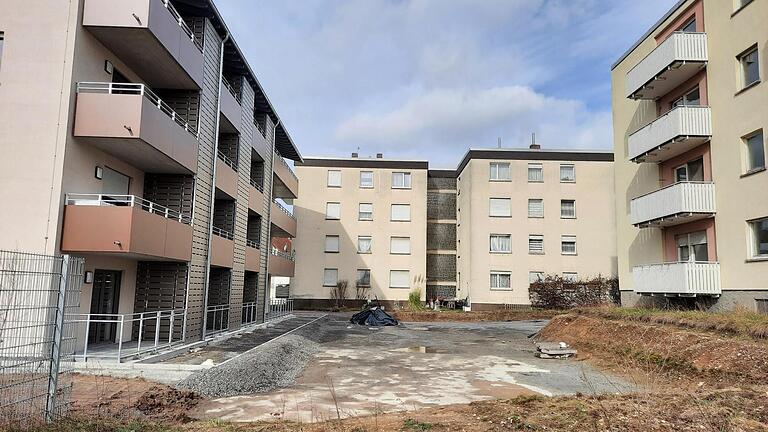 Sozialer Wohnungsbau im Karlstadter Stationsweg. Links der Neubau mit der Hausnummer 28, daneben die Gebäude von 1968.