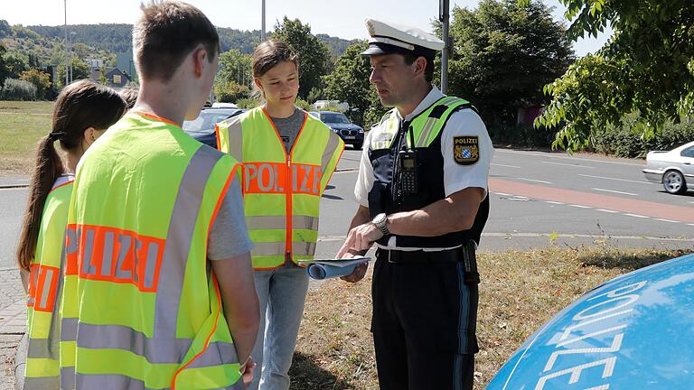 Polizeiarbeit hautnah: Stephan Baumgärtner, der stellvertretende Leiter der Polizeiinspektion Marktheidenfeld, erklärt den Schulpraktikanten (von links) Letizia Greß, Tim Eschenbacher und Leni Schindler, wie die Polizei arbeitet.