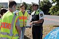 Polizeiarbeit hautnah: Stephan Baumgärtner, der stellvertretende Leiter der Polizeiinspektion Marktheidenfeld, erklärt den Schulpraktikanten (von links) Letizia Greß, Tim Eschenbacher und Leni Schindler, wie die Polizei arbeitet.